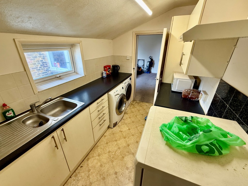 Lot: 30 - MIXED-USE DOUBLE-FRONTED BUILDING - 12 Grange Road - kitchen